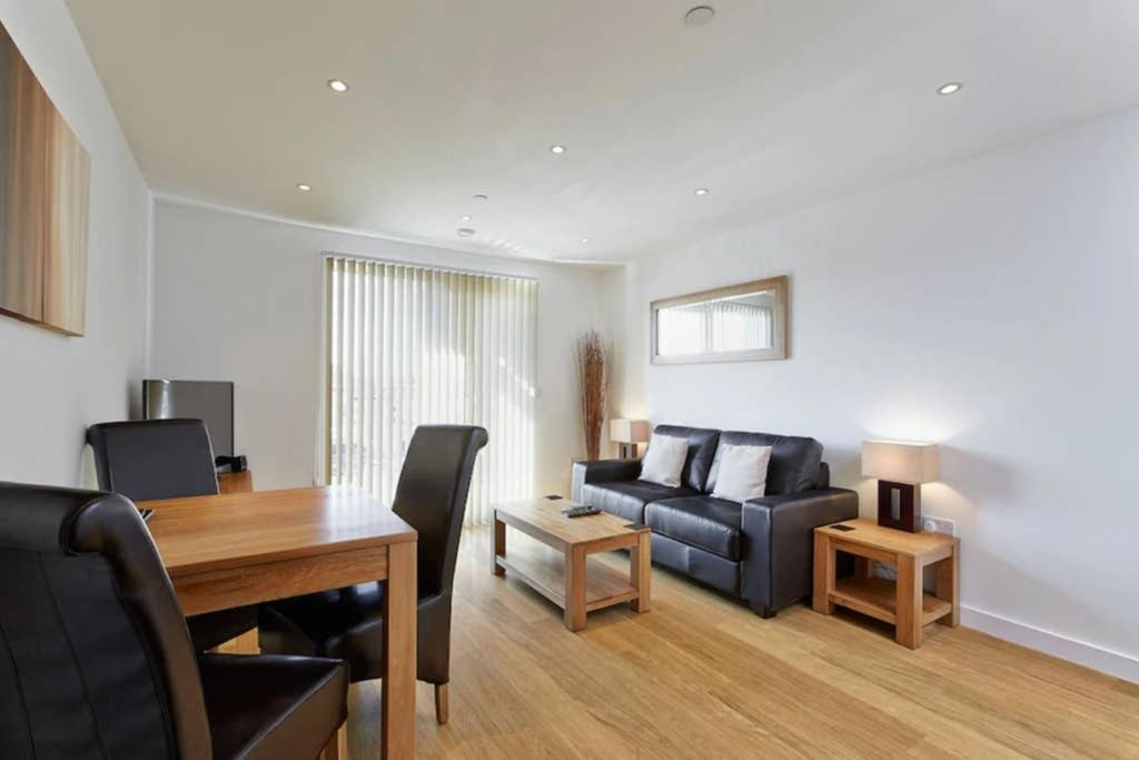 Modern Apartment At Slough Station, London In 18 Mins! Ngoại thất bức ảnh
