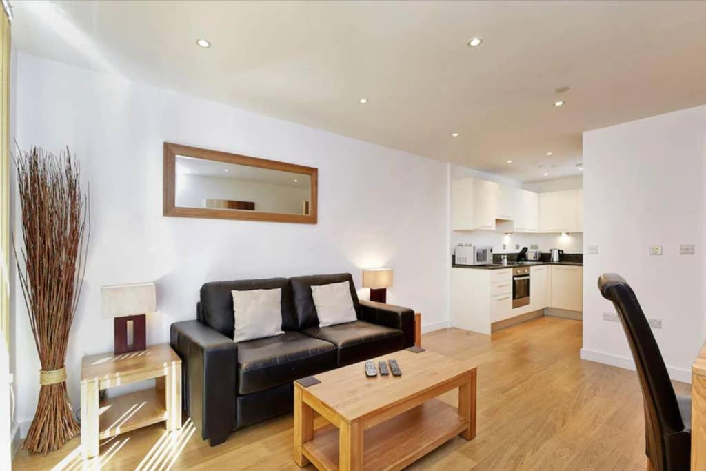 Modern Apartment At Slough Station, London In 18 Mins! Ngoại thất bức ảnh